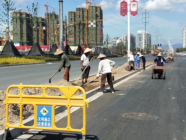 商城大道武溪路至武巖路左幅側(cè)分帶清理雜草、石塊及土方整理.jpg