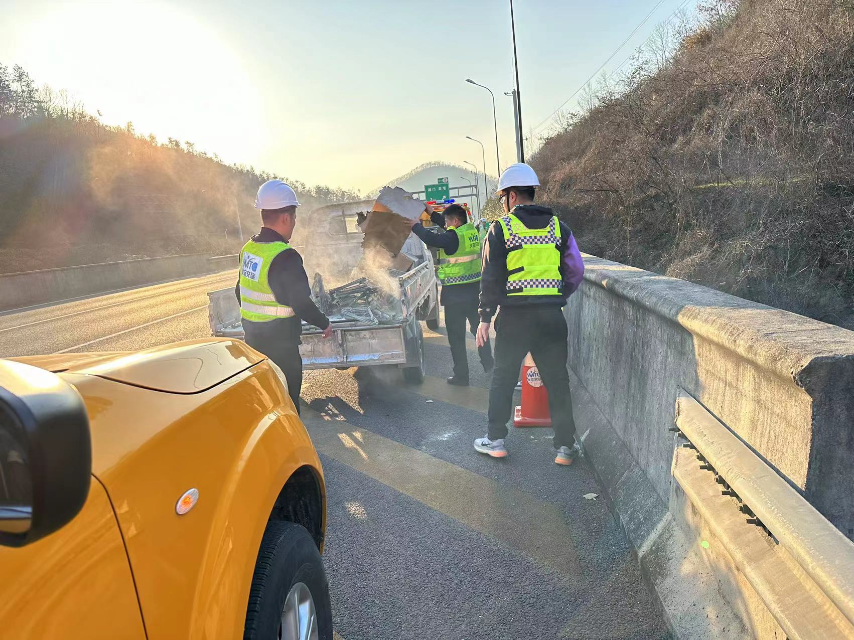 20日白沙尖隧道車輛起火撲滅 (1).jpg